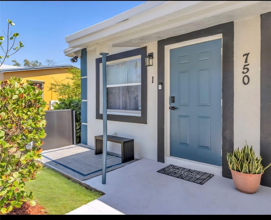 Charming 1/1 duplex, featuring CLEAN modern kitchen and bathroom. Conveniently close to major highways, the beach, shopping, dining, and entertainment. Vouchers accepted, fast approval & no credit requirement.