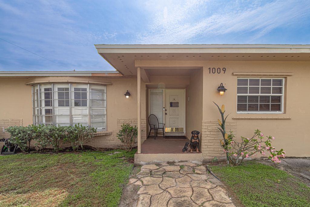 Photo of 1009 NE 18th Street, Belle Glade, FL 33430 (MLS # B26027694)