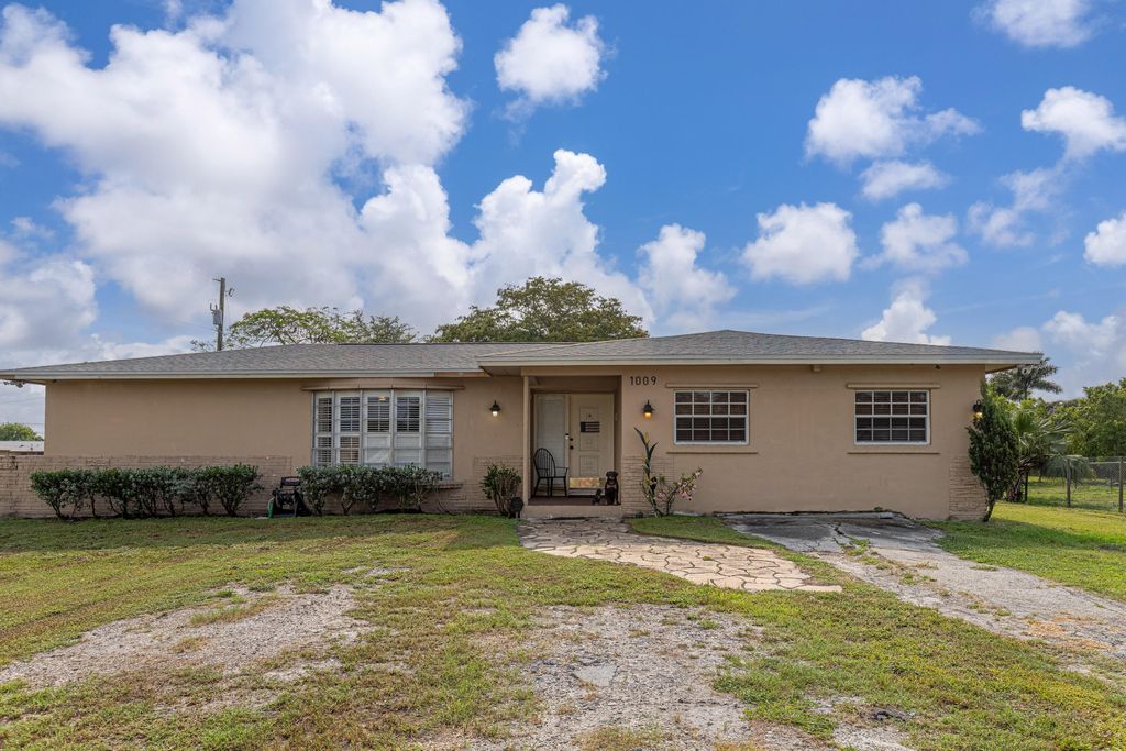 Photo of 1009 NE 18th Street, Belle Glade, FL 33430 (MLS # B26027694)