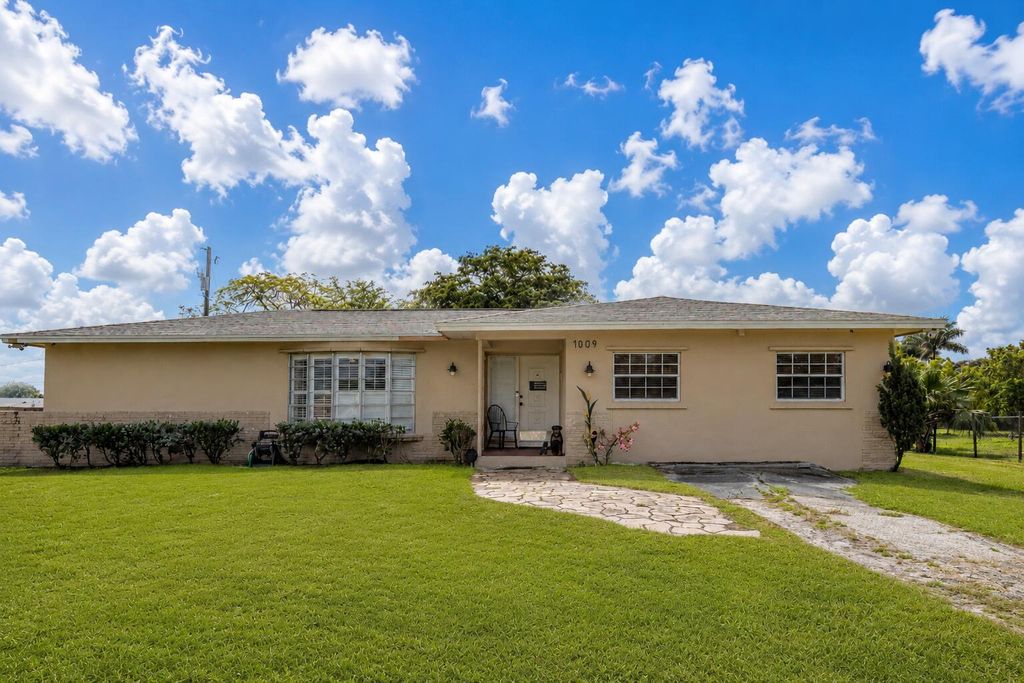 Photo of 1009 NE 18th Street, Belle Glade, FL 33430 (MLS # B26027694)