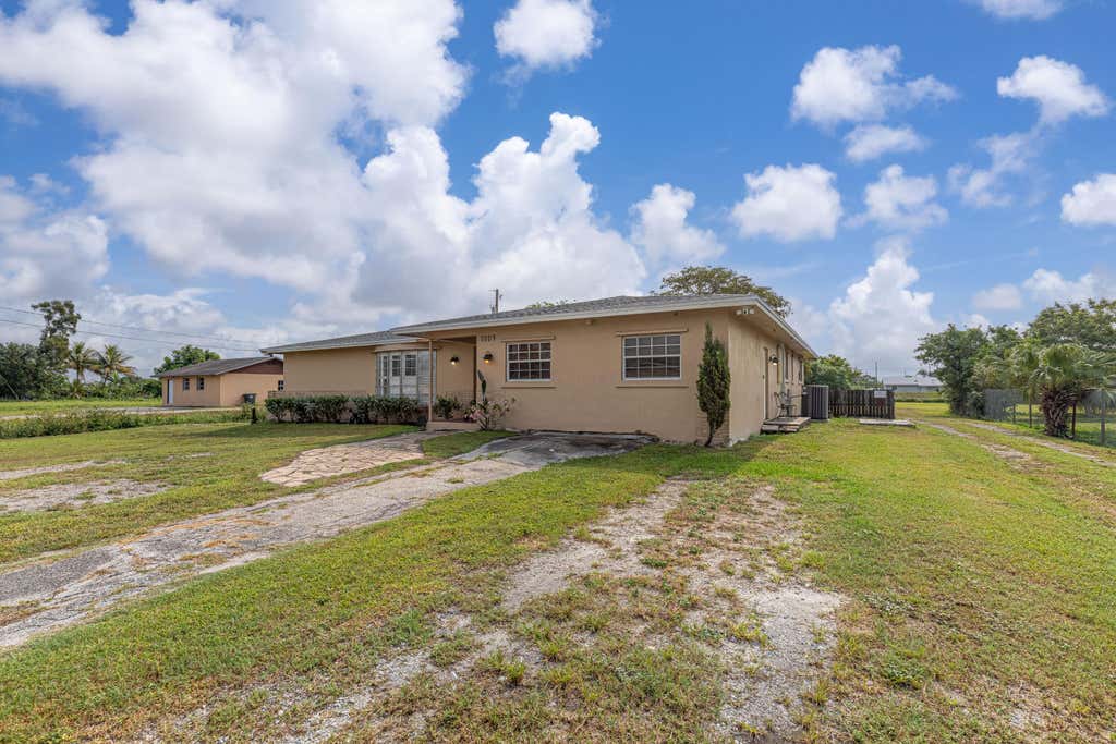 Photo of 1009 NE 18th Street, Belle Glade, FL 33430 (MLS # B26027694)
