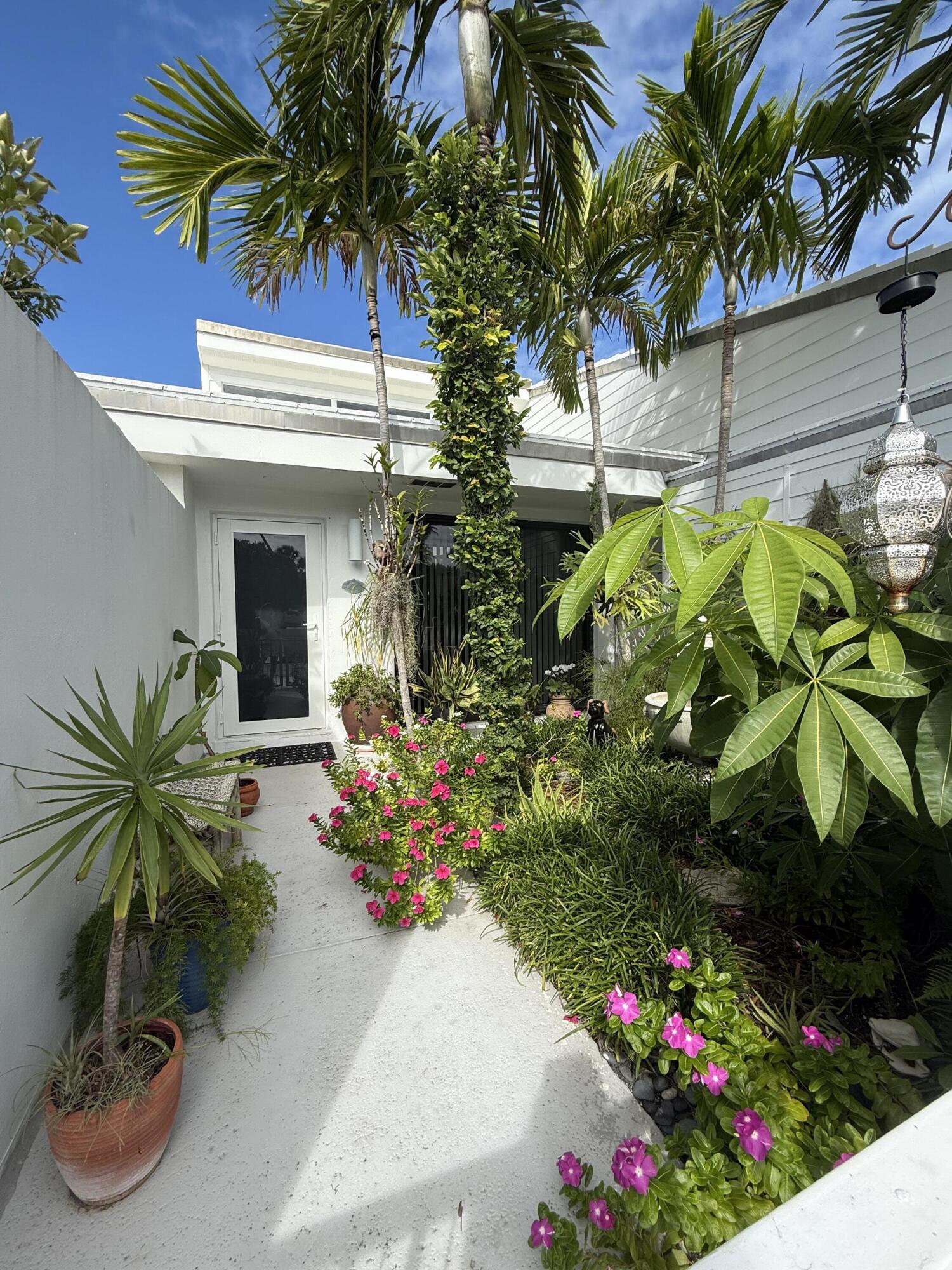 REEF COND - Residential