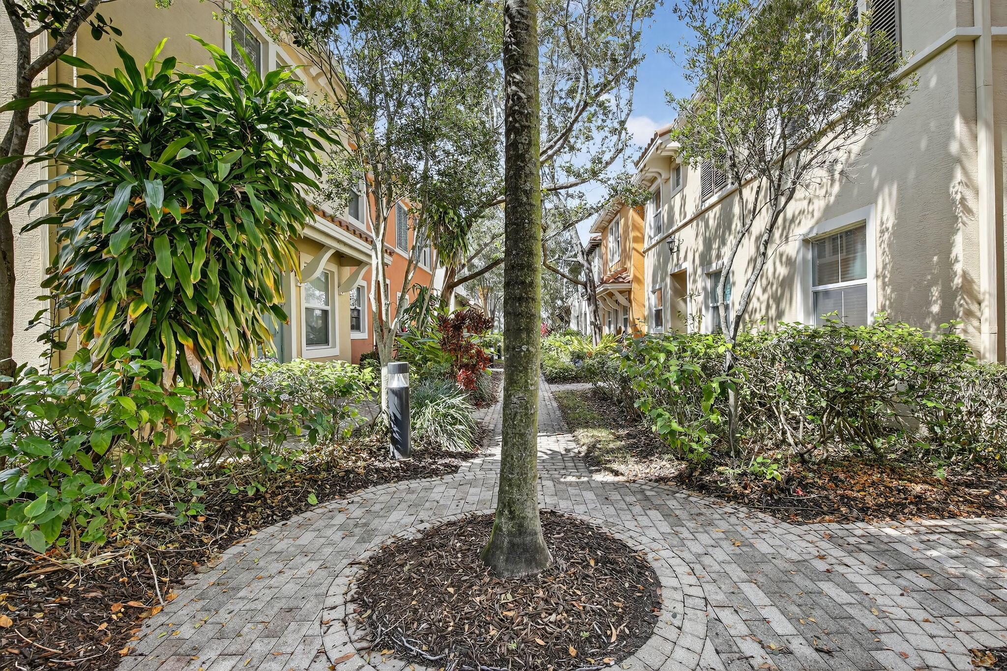 SAWGRASS LAKES - Residential