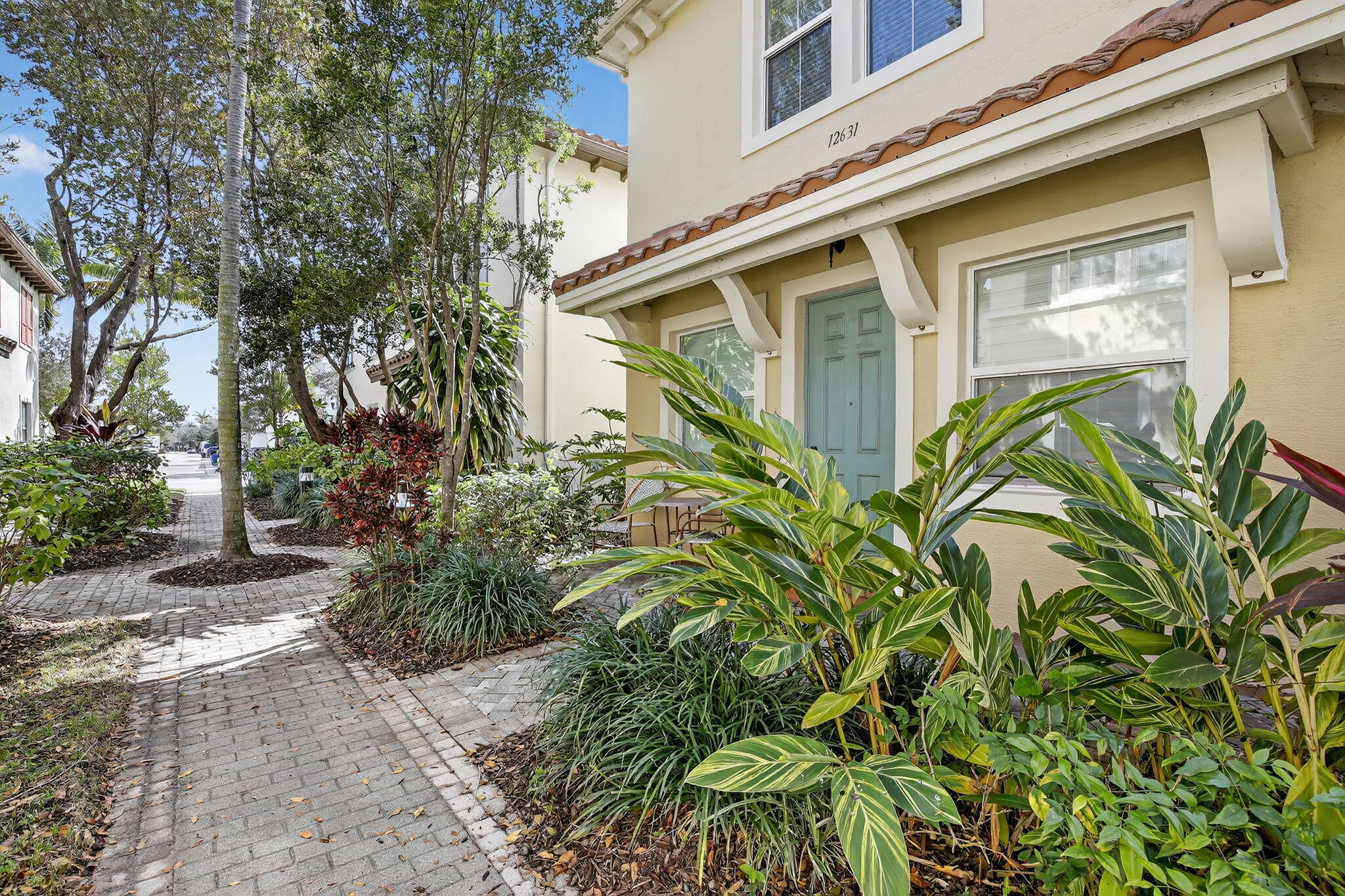 SAWGRASS LAKES - Residential