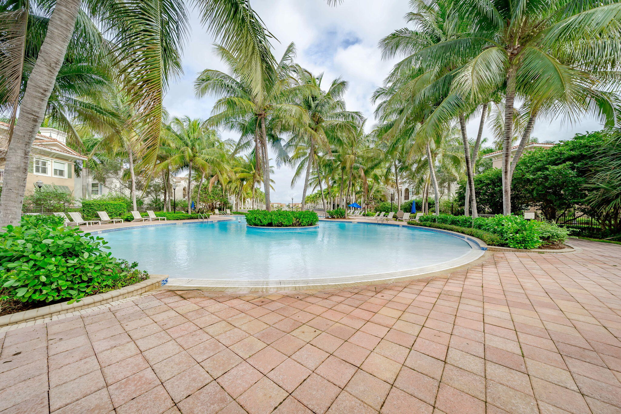 SAWGRASS LAKES - Residential