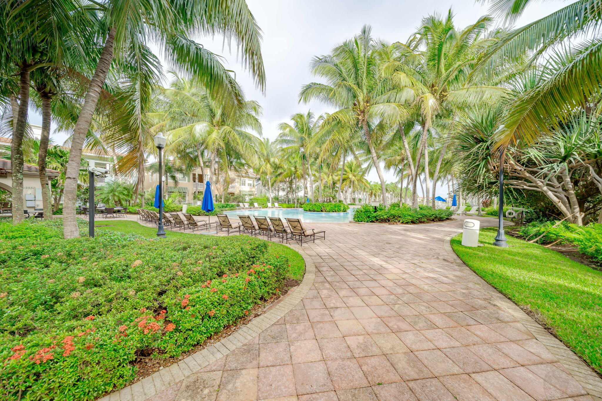 SAWGRASS LAKES - Residential