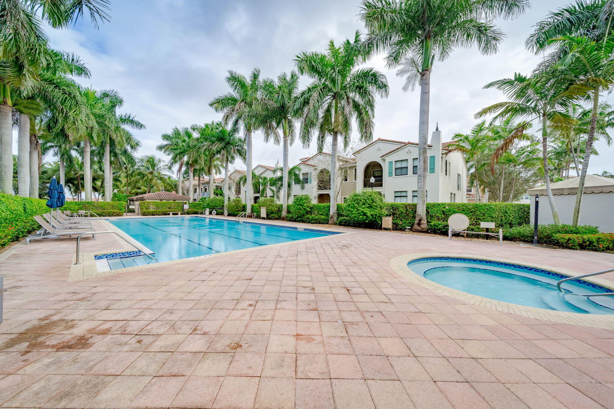 SAWGRASS LAKES - Residential