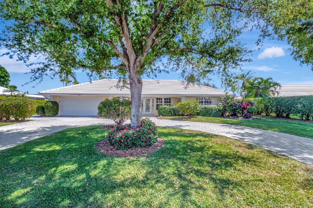 Photo of 11882 N Lake Drive, Boynton Beach, FL 33436 (MLS # R11071794)