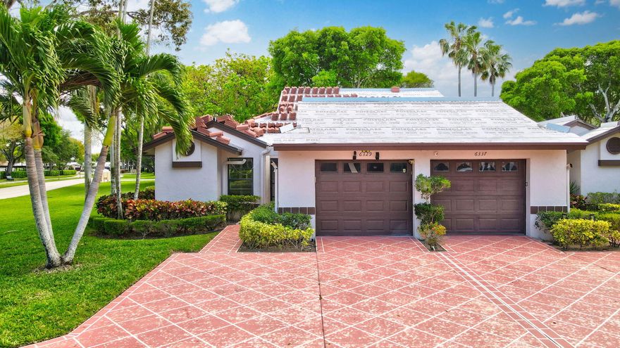 Welcome to Huntington Pointe—one of Delray Beach's most sought-after active adult communities known for its vibrant lifestyle and resort-style amenities. This beautifully updated 2-bedroom, 2-bath villa features a brand-new roof, open-concept kitchen, and soaring vaulted ceilings that create a bright, spacious feel. Designed for easy Florida living, enjoy comfortable indoor-outdoor flow and low-maintenance convenience. Huntington Pointe offers an exceptional social atmosphere with a clubhouse, café, theater, indoor/outdoor pools, fitness center, tennis, pickleball, clubs, classes, and endless activities. Prime Delray location close to shopping, dining, beaches, and Atlantic Avenue.