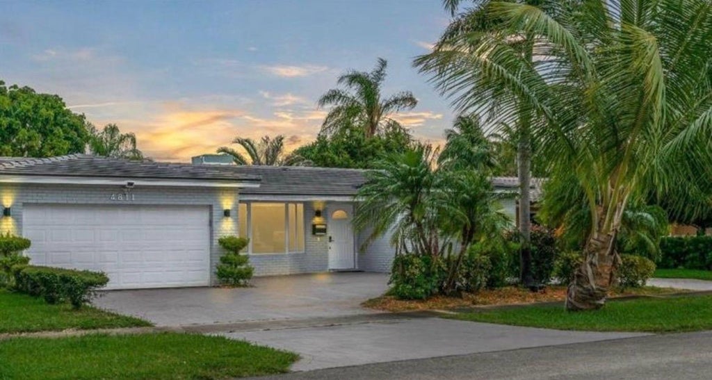 Photo of 4811 HAYES Street, Hollywood, FL 33021 (MLS # B26062625)