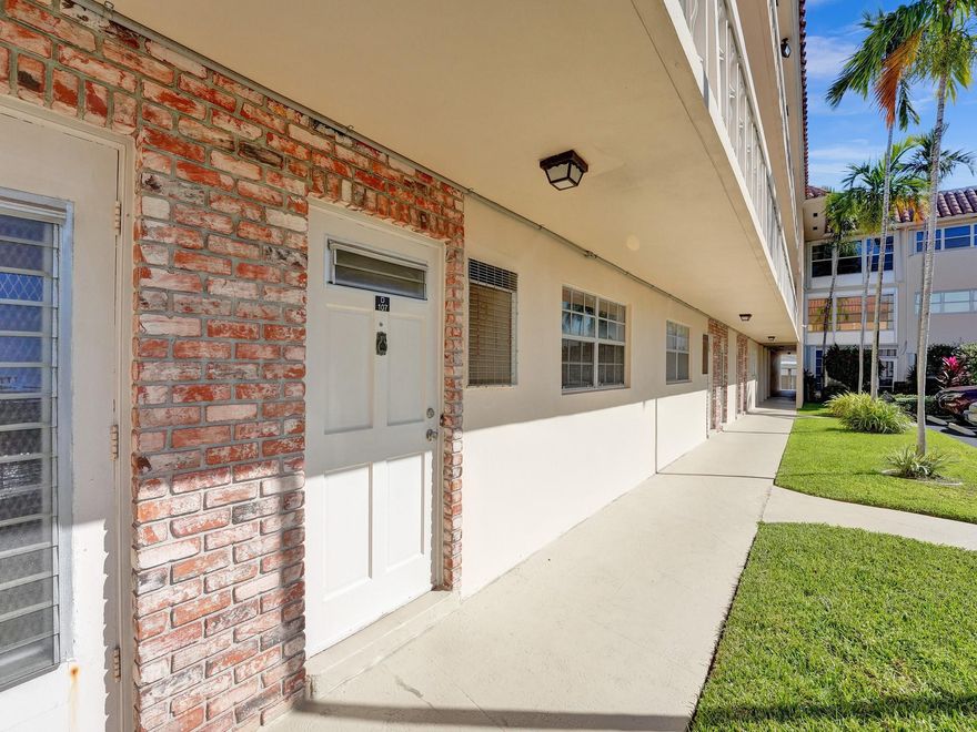 Specious 2 Bedroom, 1 & 1/2 Bathroom Condo In The Heart of Boca Raton With Assigned Parking Spot Directly The Front of The Unit. 55+ Community - East Boca Raton! Close to Mizner Park,Restaurants, Shopping, Less than 1 Mile To The Beach, Close to Hwy 95 And Turnpike Hwy, Just 1 Minute West Of Federal Hwy. Close To Airports (Fort Lauderdale & West Palm Beach). Unit On 1-St. Floor, Lots Of Natural Light, Renovated Kitchen, Newer AC (2022), Laminate Floor (2016), Tile Floor, Furniture NOT Included. (Stove, Microwave, Dishwasher, Fridge, HWT, AC UNIT, 3 Ceiling Fans) - All Included In Purchase Price. Clubhouse, Heated Pool, Garden View From Enclosed Florida Room, Walk-in Closet And More...