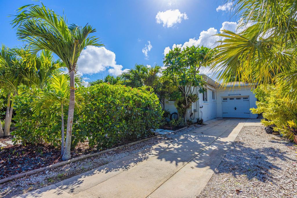 Photo of 817 N B Street, Lake Worth Beach, FL 33460 (MLS # R11125679)