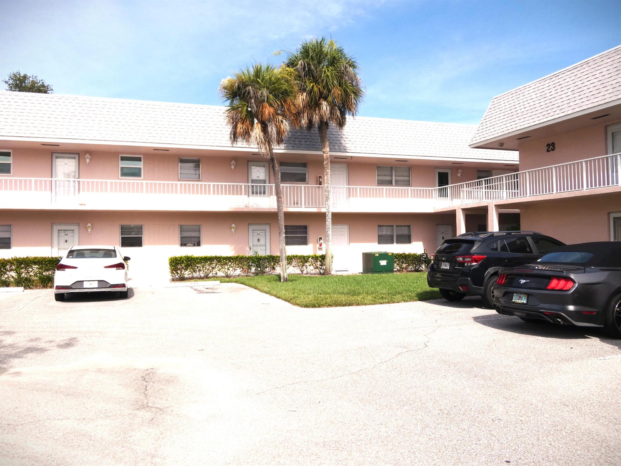 Awesome Club house with many amenities such as Heated Pool, Tennis, 9 Hole Golf Course usage included ''$10.00 per Game''. Community backs to Jonathan Dickinson State Park, Hiking, and many other fun activities. Close to beautiful beaches, marinas, restaurants, international airport and major roads.
