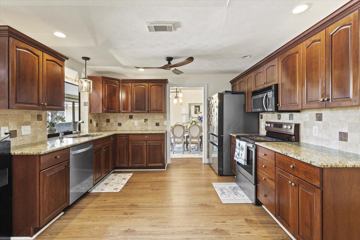 COUNTRY CLUB ESTATES - Residential