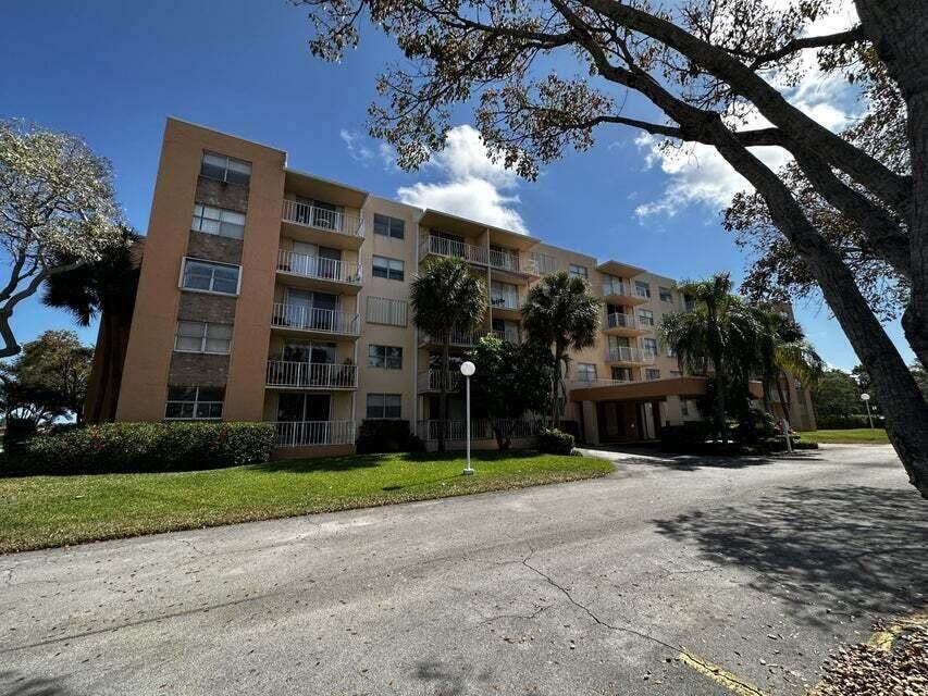BREAKWATERS OF THE PALM BEACHES CONDO - Residential