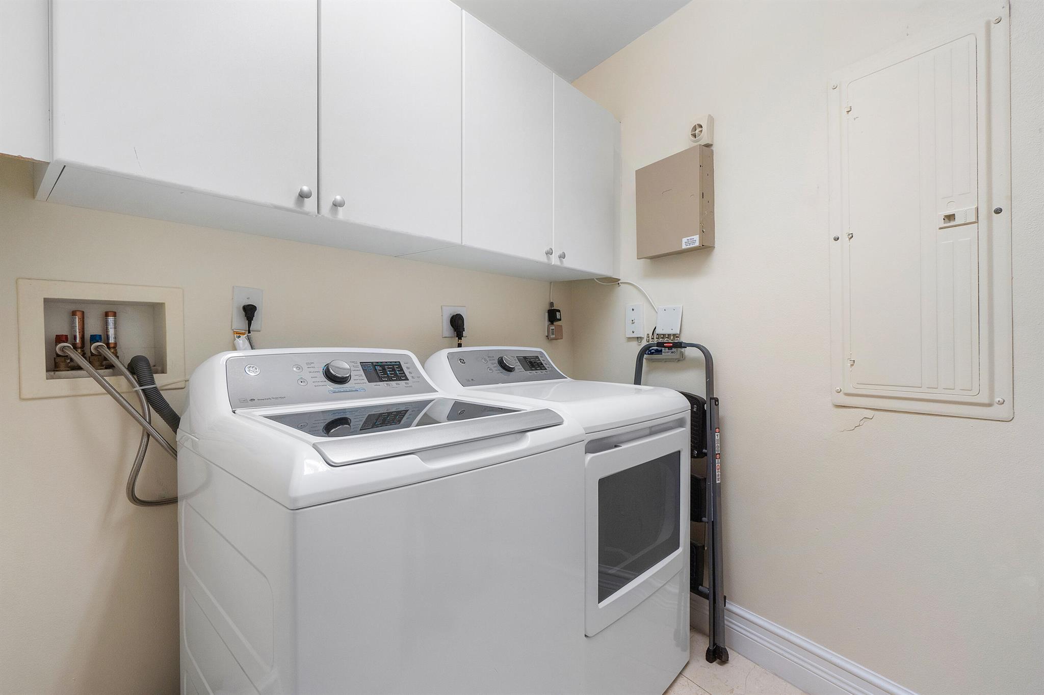 ESPLANADE GRANDE CONDO - Residential Lease