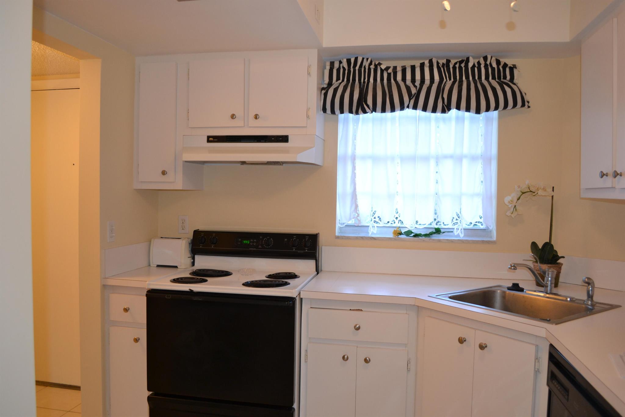 THE LITTLE CLUB CONDO - Residential Lease