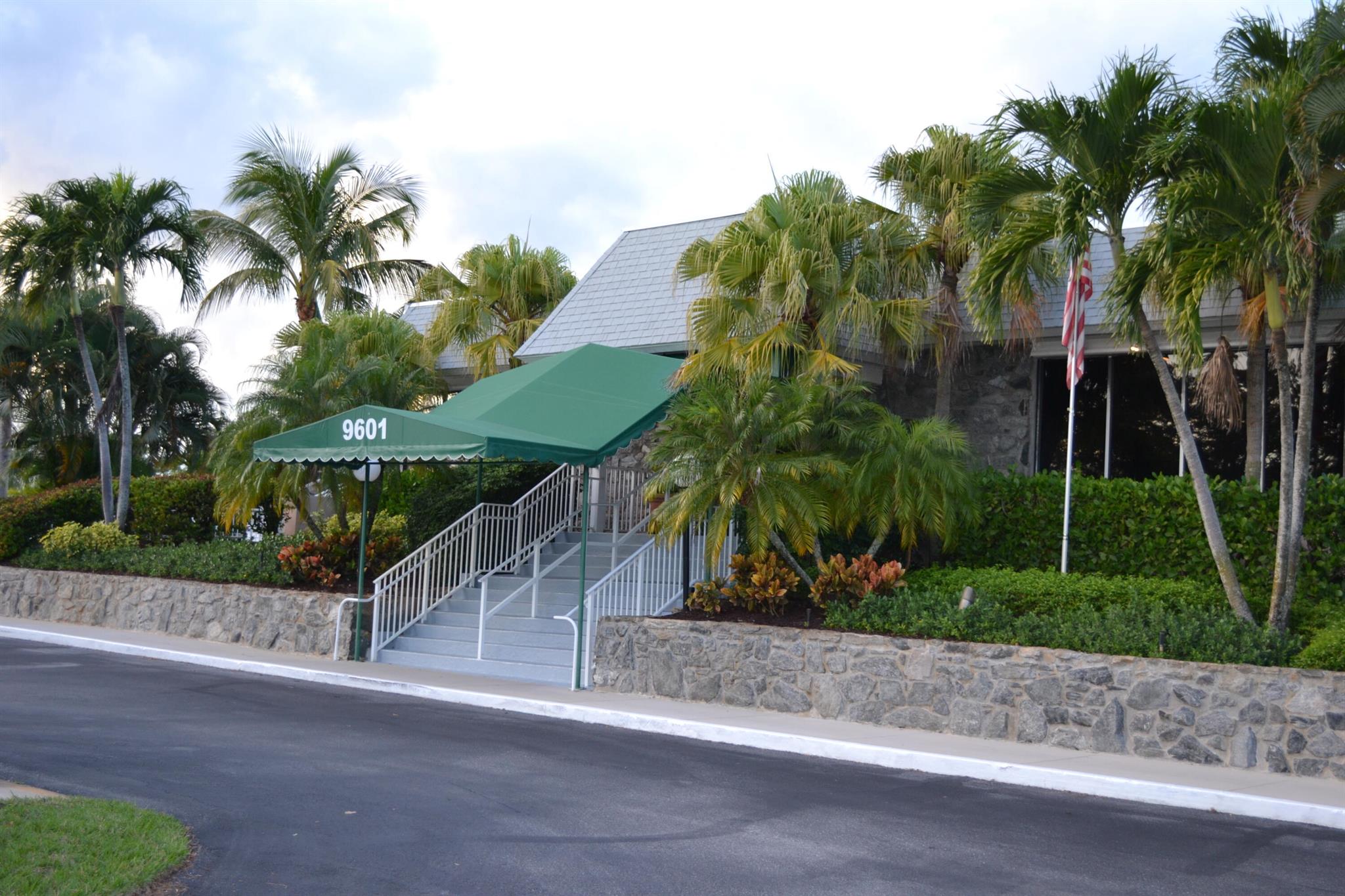 THE LITTLE CLUB CONDO - Residential Lease