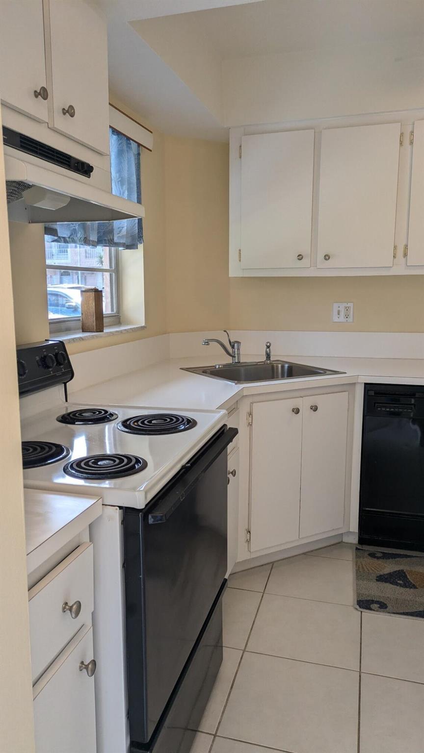 THE LITTLE CLUB CONDO - Residential Lease