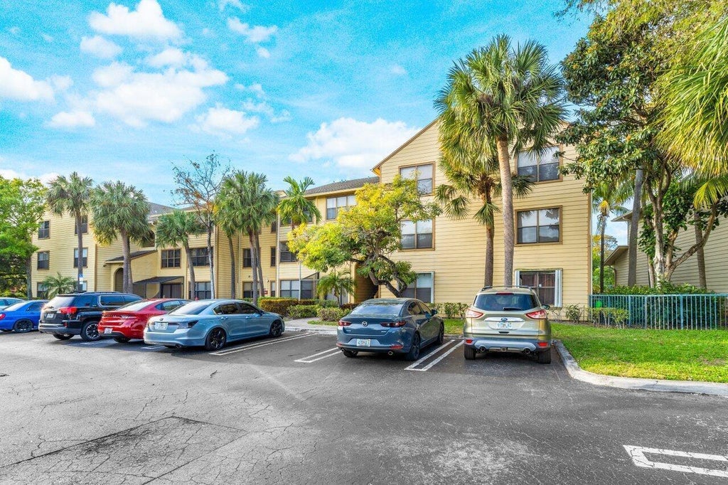 Photo of 2305 N Congress Avenue #18, Boynton Beach, FL 33426 (MLS # R10998237)