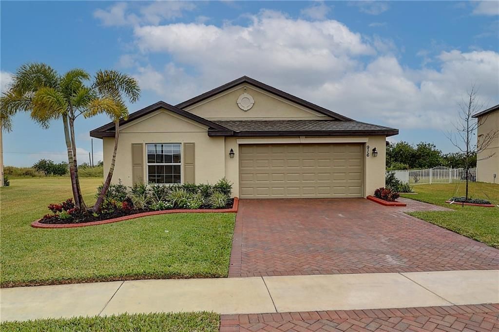 Photo of 916 Bent Creek Dr, Fort Pierce, FL 34947 (MLS # F10315750)