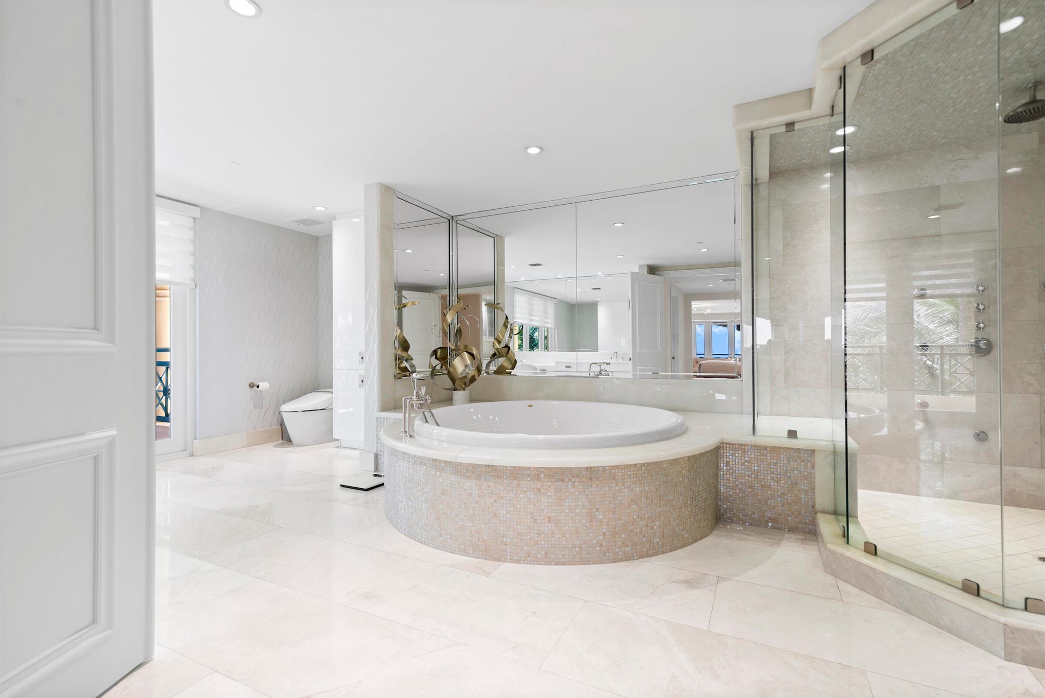 LUXURIA CONDO - Residential