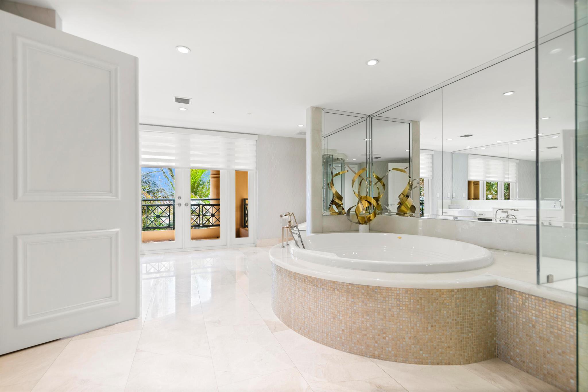 LUXURIA CONDO - Residential