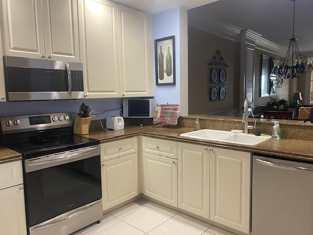 20 W Harbour Isle Dr W 106