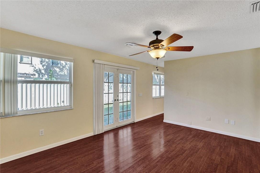 LYONS WEST 137-40 B - Residential