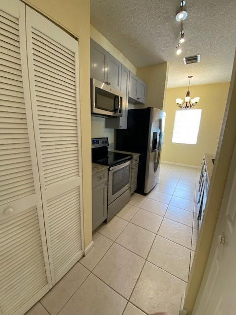 LYONS WEST 137-40 B - Residential