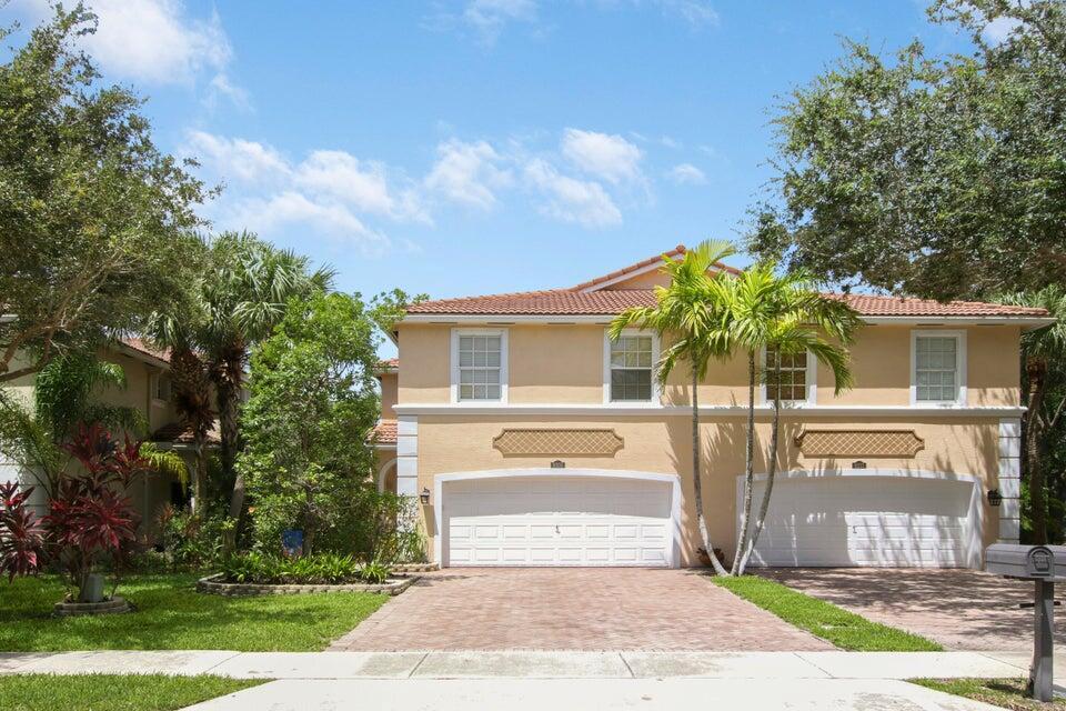 Family-friendly 3/2 townhome in the heart of Palm Beach Gardens in a top school district zone. Perfect opportunity, This gem won't last long - act now!