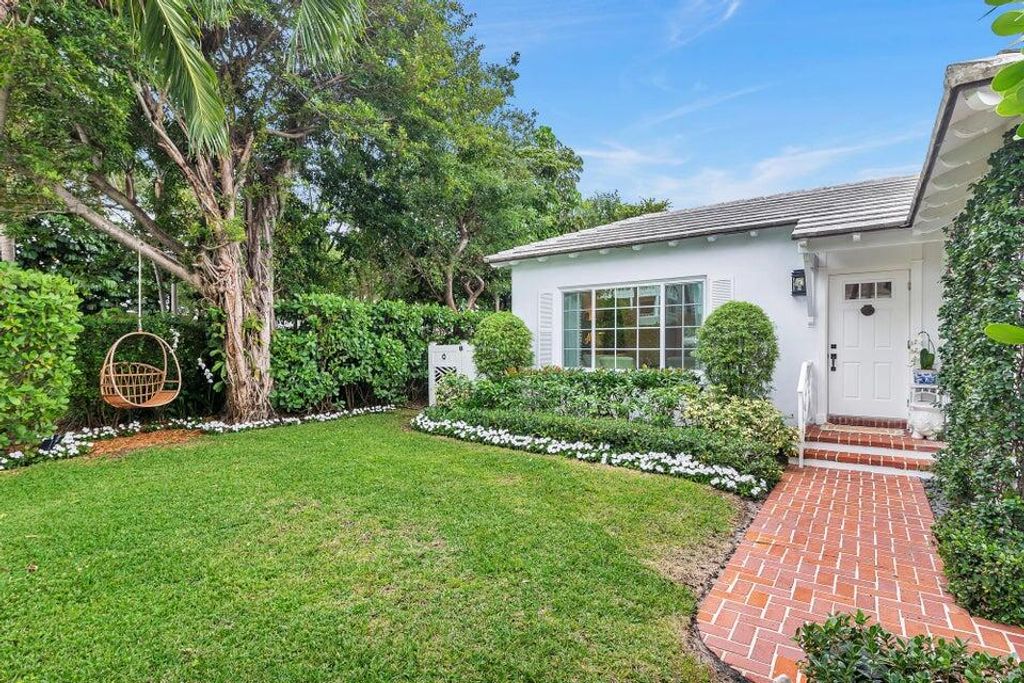 Photo of 156 Peruvian Avenue, Palm Beach, FL 33480 (MLS # R11033721)