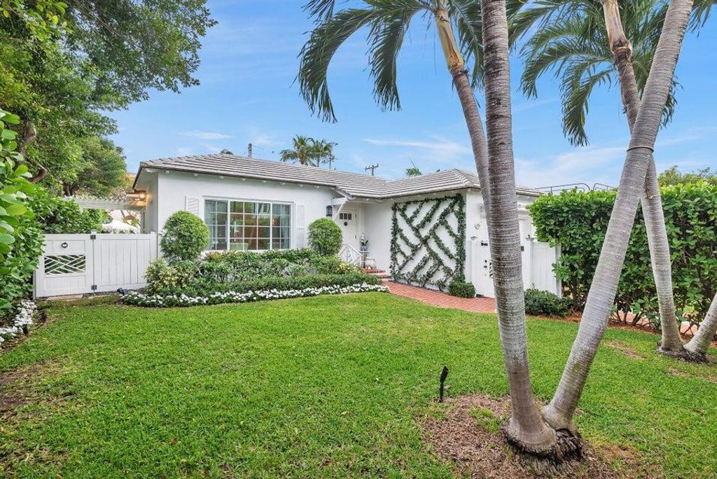 Photo of 156 Peruvian Avenue, Palm Beach, FL 33480 (MLS # R11033721)