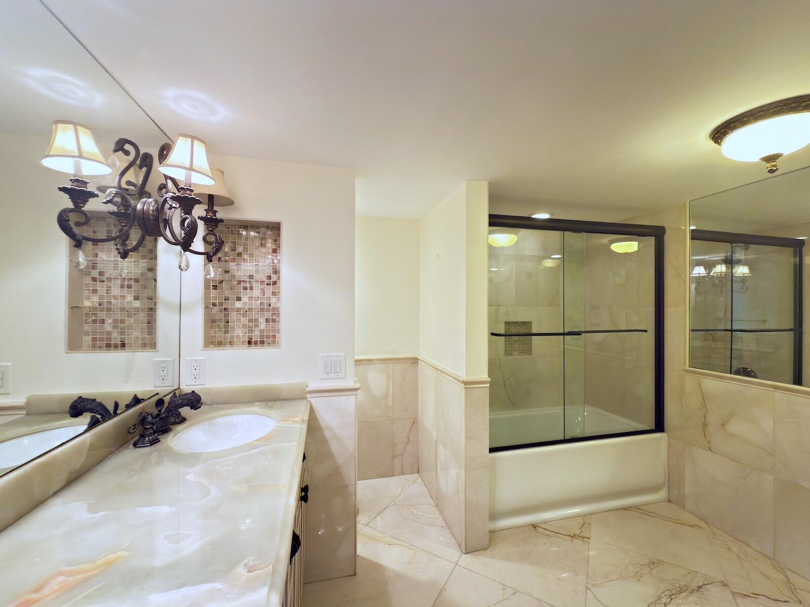 BARCLAY CONDO - Residential