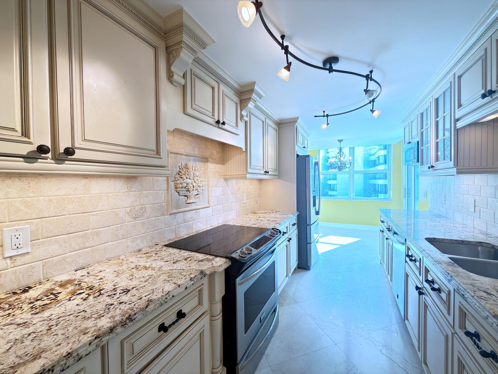 BARCLAY CONDO - Residential