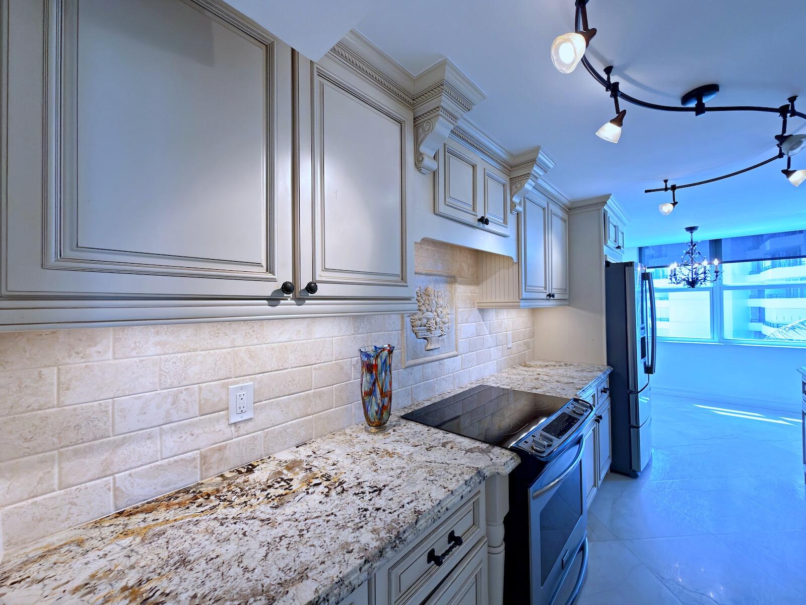 BARCLAY CONDO - Residential