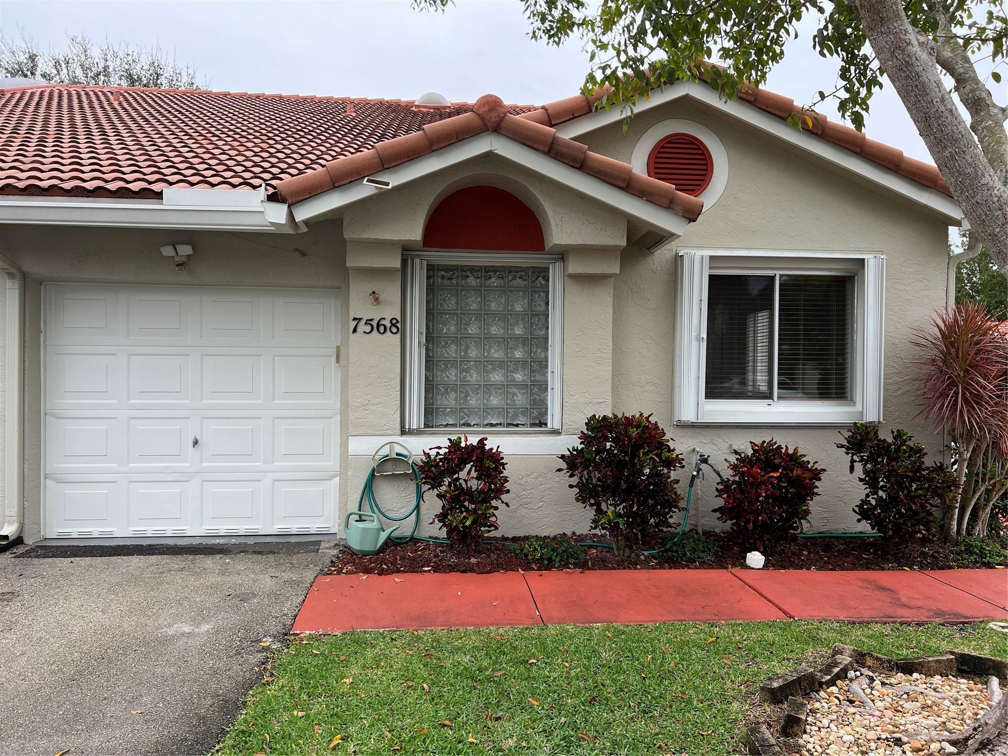 Amazing 3 bedroom 2 bath 1 car garage villa in Margate. Nicely updated kitchen with granite counter tops and stainless steel appliances. Tile and laminate floors through out the villa. Master bedroom has a walk in closet, dual bathroom sinks, and laminate floors. Full size washer and dryer. Enjoy your large screened in patio in the back yard. First, Last and Security required for move in.