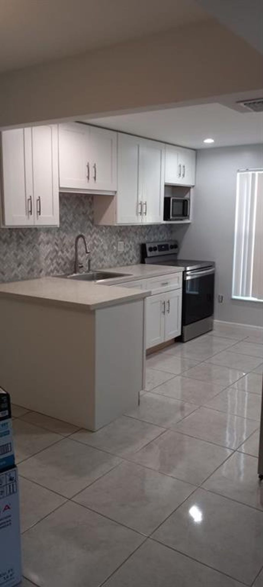 2 BED /2BATH CONDO, COMPLETLY RENOVATED.  All ages welcomed! This is a Lovely 2/2 renovated condo.  Very large & bright corner unit with plenty of space. Amenities includes Basketball, tennis, pools, gym and clubhouse. Full size stackable washer & dryer inside of the unit.