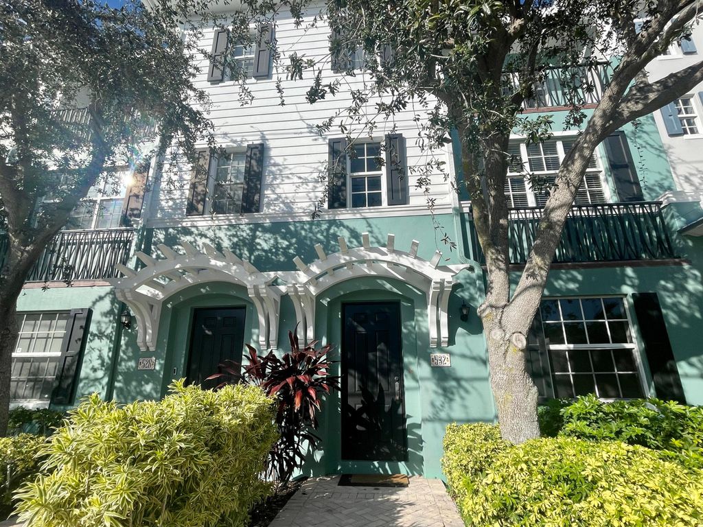 Photo of 532 S Mallory Circle, Delray Beach, FL 33483 (MLS # R11159918)