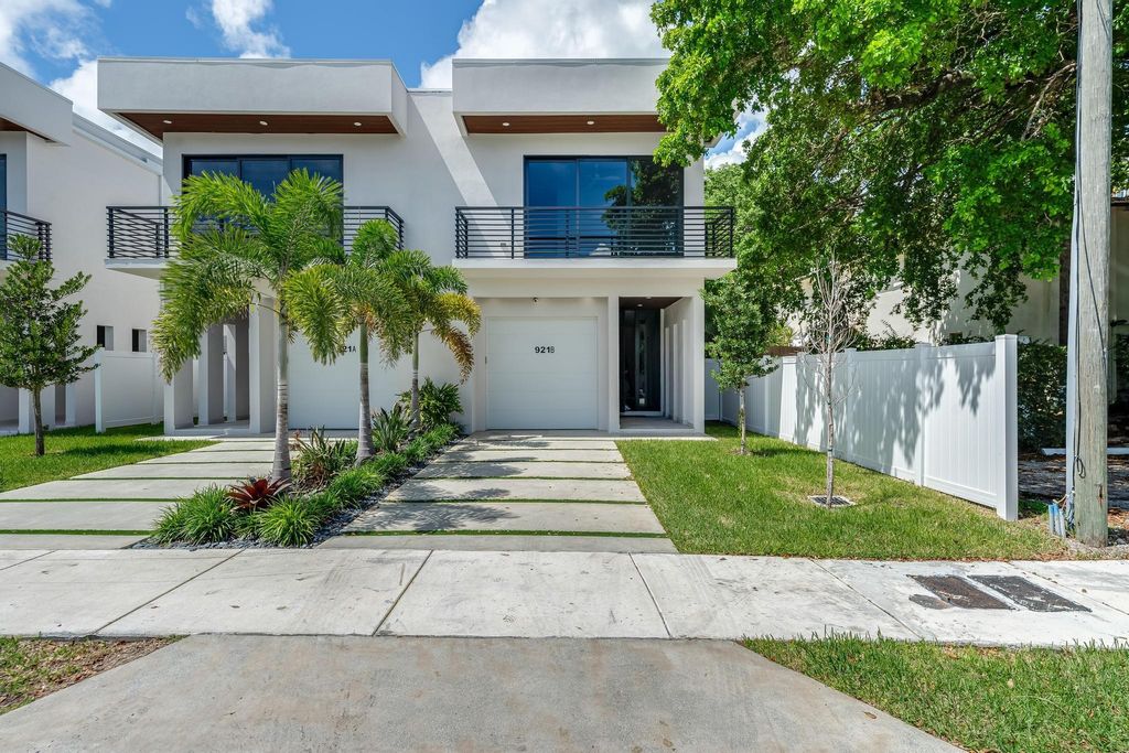 Photo of 921 NE 17th Ter #A, Fort Lauderdale, FL 33304 (MLS # F10531621)