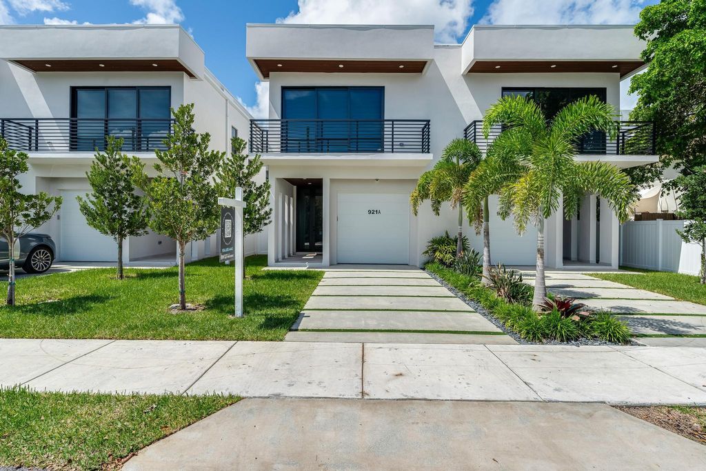 Photo of 921 NE 17th Ter #A, Fort Lauderdale, FL 33304 (MLS # F10531621)