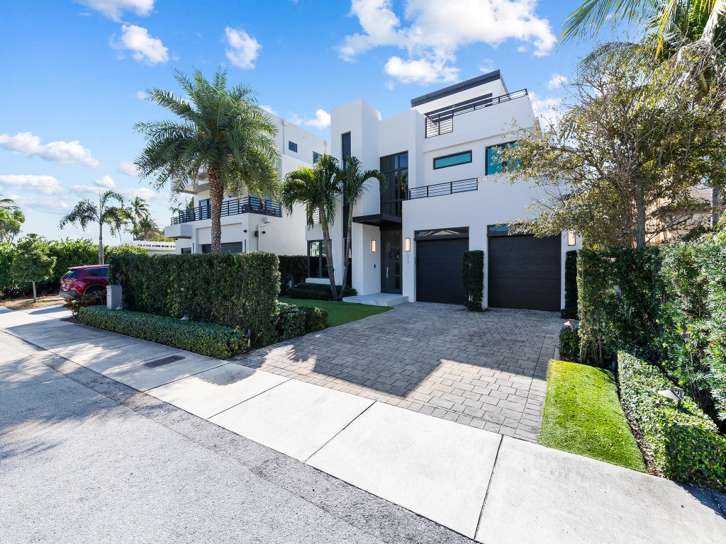 Photo of 3318 NE 17th Street, Fort Lauderdale, FL 33305 (MLS # B26045055)