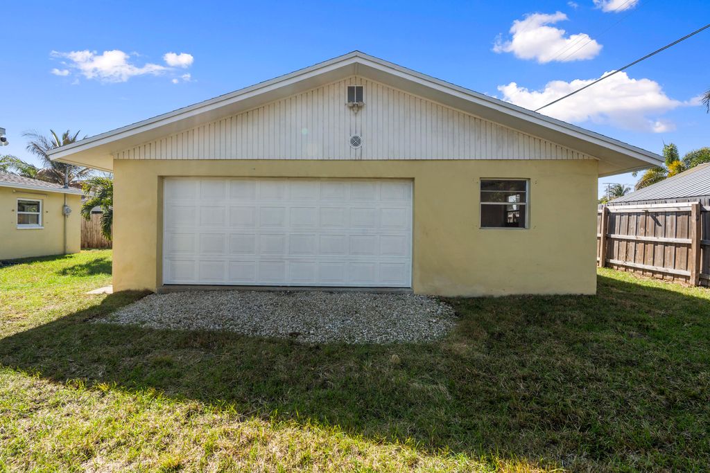 Photo of 924 SE Dolphin Drive, Stuart, FL 34996 (MLS # R11165903)