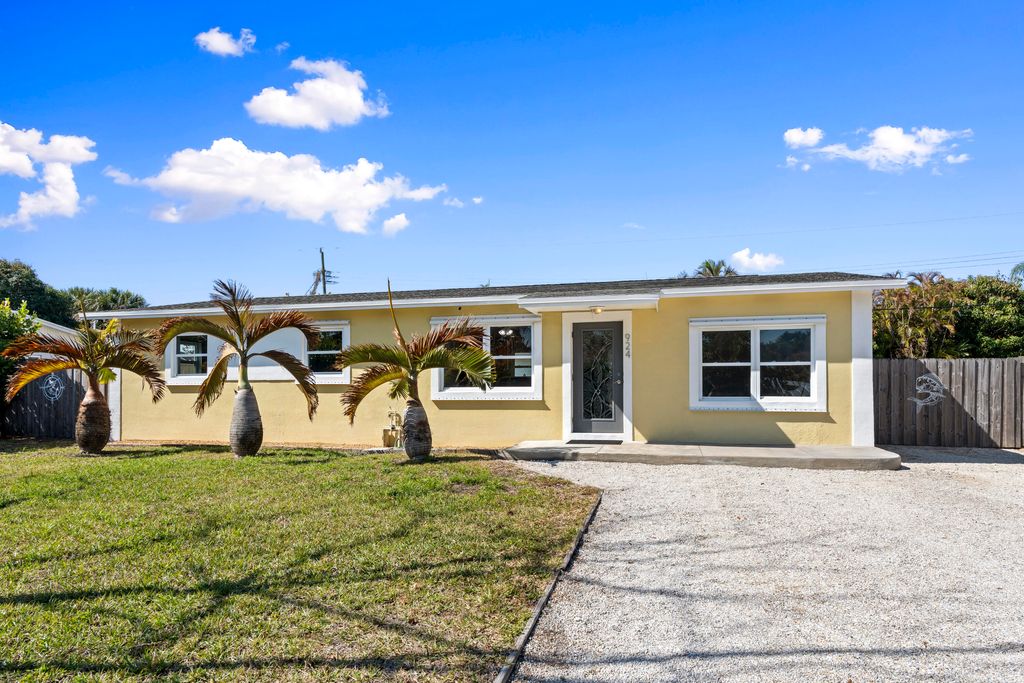 Photo of 924 SE Dolphin Drive, Stuart, FL 34996 (MLS # R11165903)