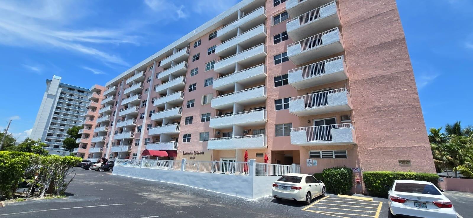 Excellent location and apartment 1/1 between US1 and A1A , walking distance to Pompano Beaches, Intracoastal, Lighthouse Point, Intracoastal, shopping, restaurants ... Requirements : no seasonal rental, one year rental.
First +Last+ Security Deposit. Proof of Income, credit and background report, ID, NO Pets, Association Approval required