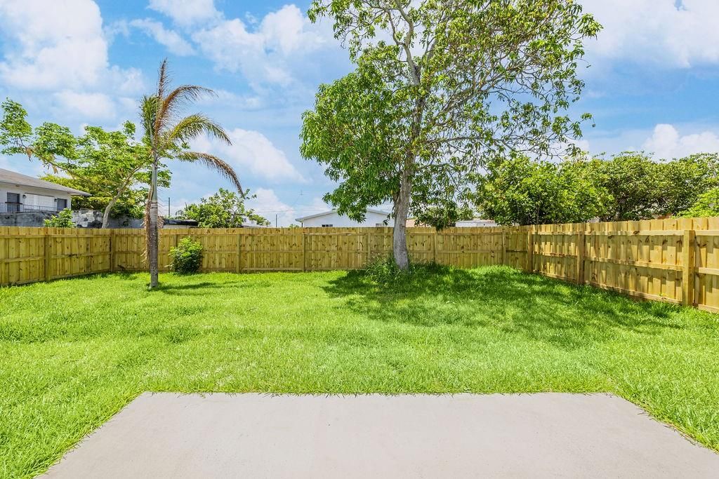Photo of 927 SW 2nd Avenue, Deerfield Beach, FL 33441 (MLS # F10502106)