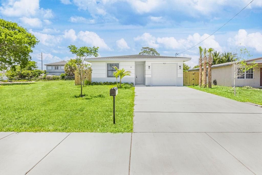 Photo of 927 SW 2nd Avenue, Deerfield Beach, FL 33441 (MLS # F10502106)