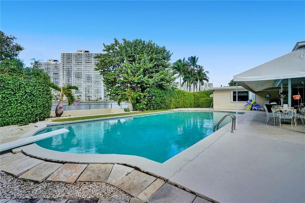 GOLDEN BEACH SEC E - Residential