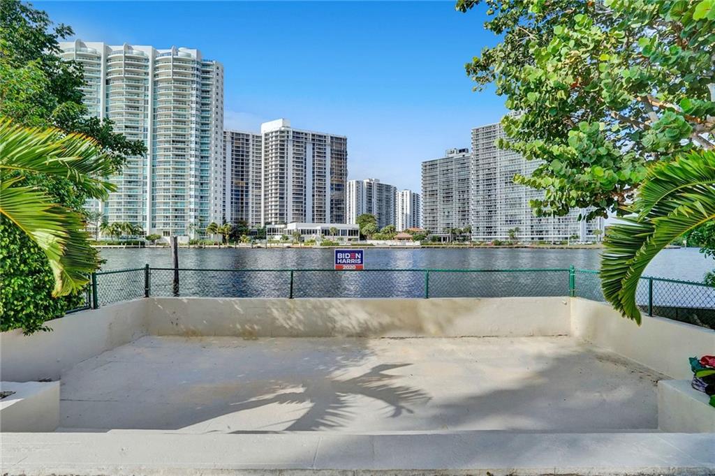 GOLDEN BEACH SEC E - Residential