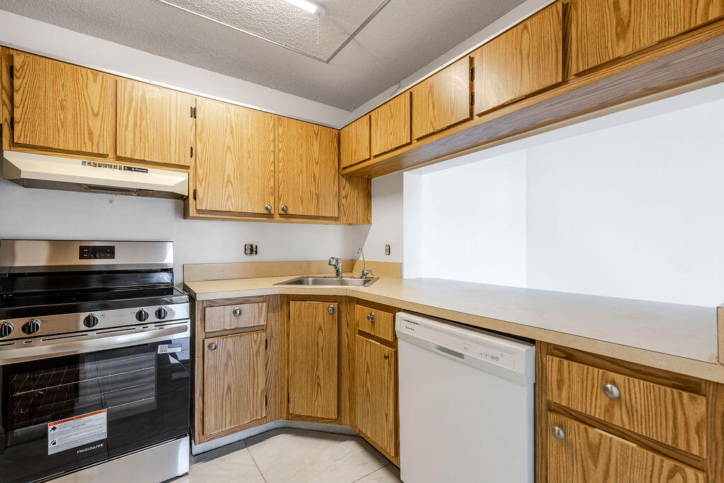 Palm Club West - Residential Lease